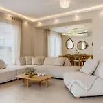 Villa-luxe New 5br Heated Pool & Bbq Kitchen At Prime Location Near Puerto Marina & *