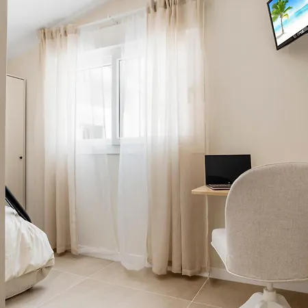 Villa-luxe New 5br Heated Pool & Bbq Kitchen At Prime Location Near Puerto Marina &