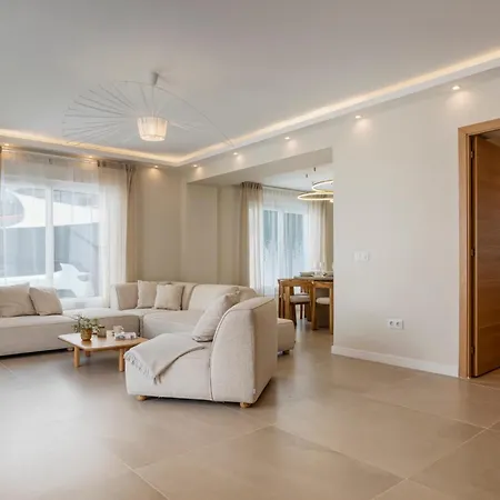 Villa-luxe New 5br Heated Pool & Bbq Kitchen At Prime Location Near Puerto Marina &