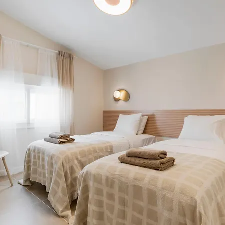 Villa-luxe New 5br Heated Pool & Bbq Kitchen At Prime Location Near Puerto Marina &