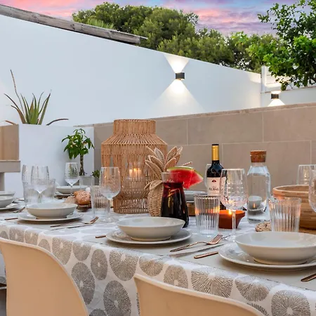 Villa-luxe New 5br Heated Pool & Bbq Kitchen At Prime Location Near Puerto Marina & Villa Benalmádena