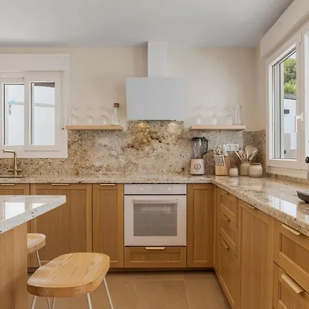 Villa-luxe New 5br Heated Pool & Bbq Kitchen At Prime Location Near Puerto Marina & Villa