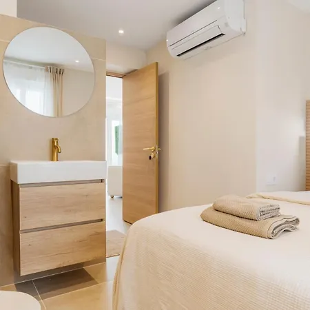 Villa-luxe New 5br Heated Pool & Bbq Kitchen At Prime Location Near Puerto Marina & Villa Benalmádena